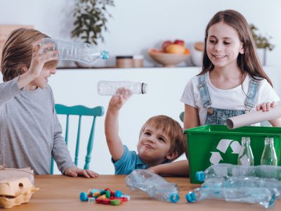 Jak sortować śmieci z dzieckiem? Sprytne patenty, by wyrobić w nim zdrowe nawyki