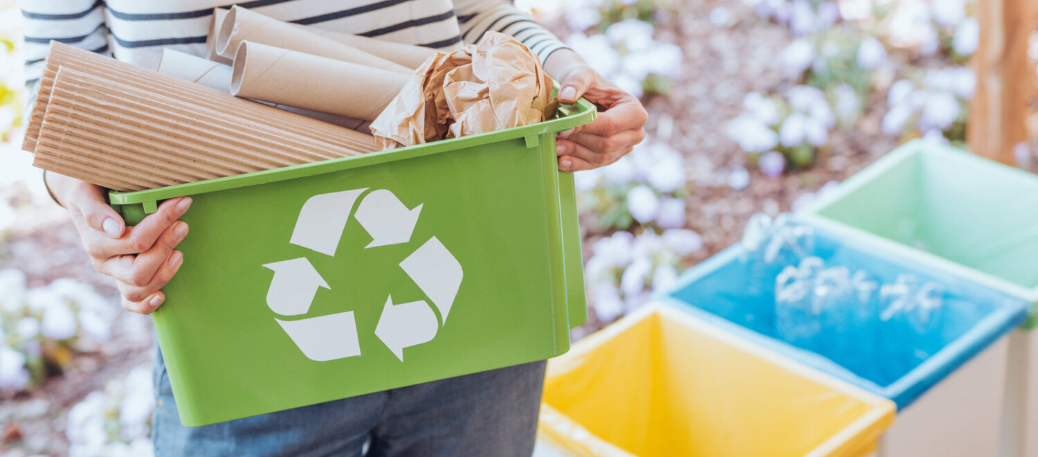 Kosze na papier i inne śmieci poddawane recyklingowi
