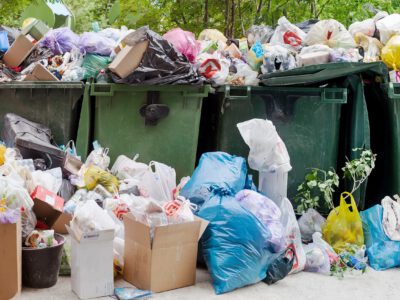 Śmieci wyrzucone do kontenerów